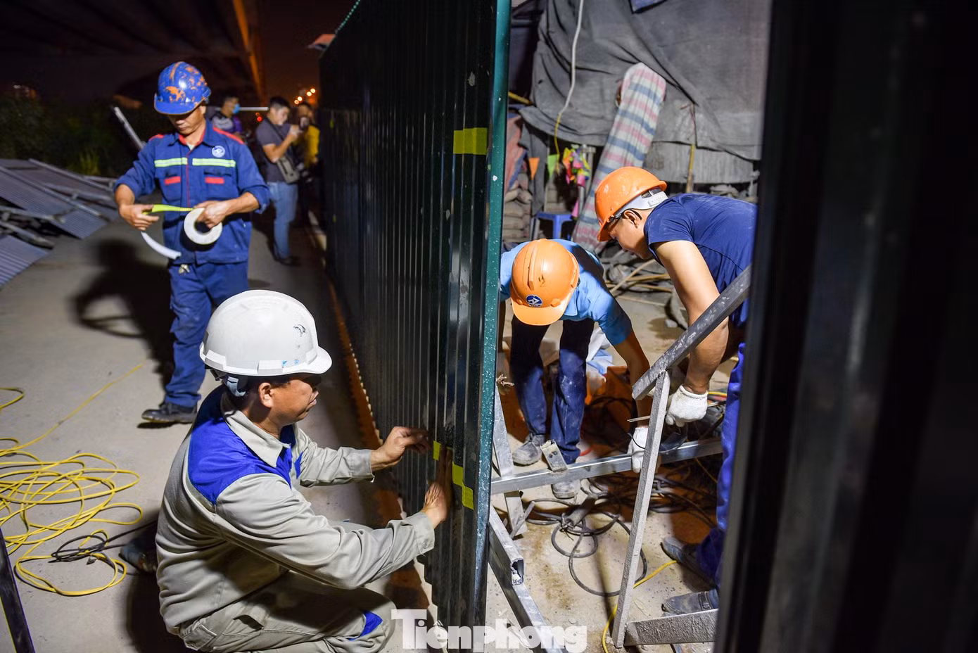 Công nhân thi công để thu hẹp diện tích rào chắn.
