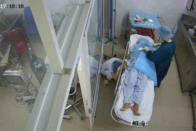 Hình ảnh nữ điều dưỡng ngồi gục được chia sẻ rộng rãi trên mạng xã hội (Ảnh: GL).