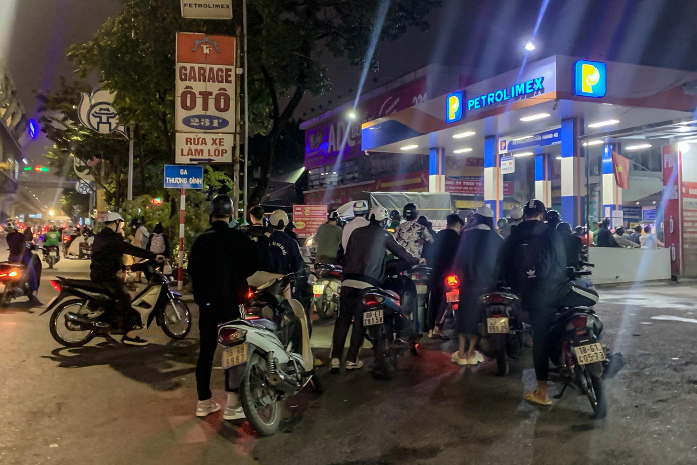 Rất nhiều người đã không đủ sự kiên nhẫn nên đành bỏ cuộc hoặc chạy vòng vòng tìm kiếm một cây xăng khác để tiếp nhiên liệu.