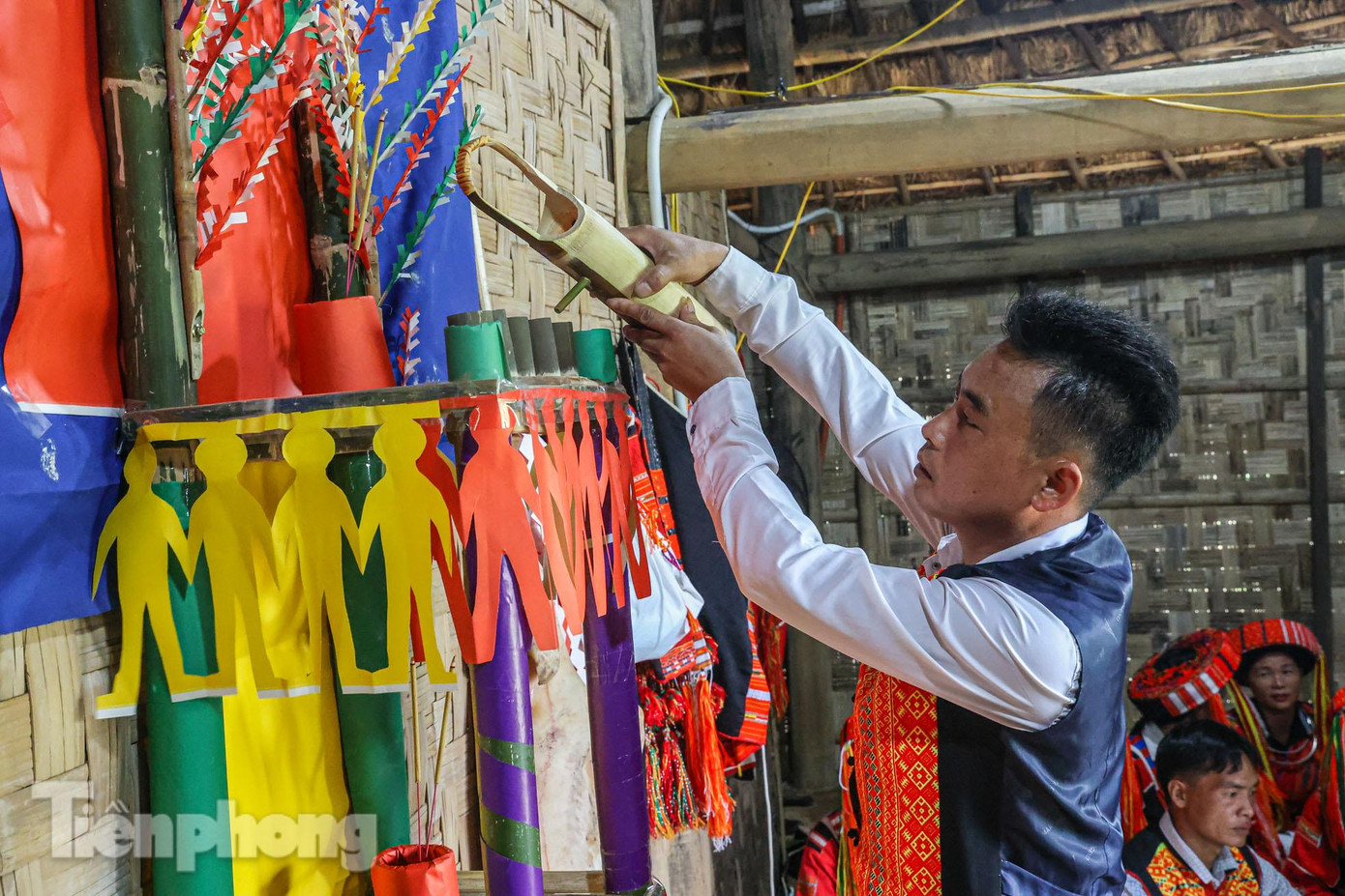 Người đàn ông Pà Thẻn muốn được cấp sắc, làm nghề thầy cúng phải học cúng trong một thời gian dài. Người thầy tính đúng vào năm tốt, tháng tốt, ngày tốt… rồi báo cho gia đình để chuẩn bị.