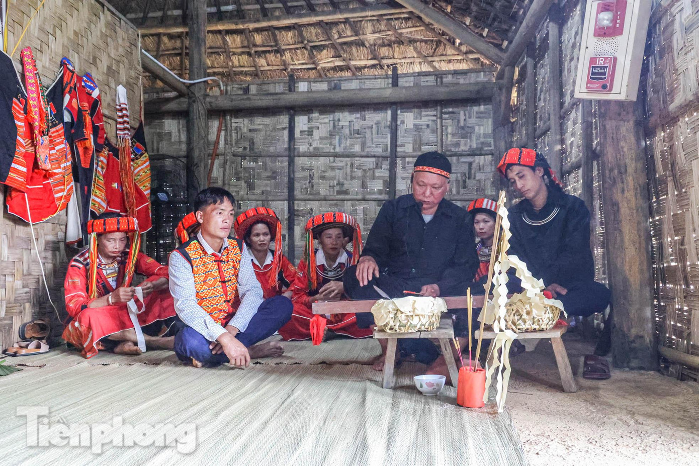 Trong nghi lễ cấp sắc có 3 thầy cúng: 1 thầy chính, 1 thầy phụ giúp thầy chính truyền nghề cho trò và 1 thầy xin cấp lộc cho trò.