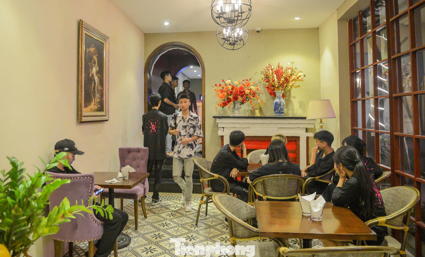 Tổ công tác kiểm tra bất ngờ tại hộ kinh doanh trên phố Nguyễn Khắc Cần (phường Tràng Tiền, quận Hoàn Kiếm, Hà Nội). Tổ công tác kiểm tra bất ngờ tại hộ kinh doanh trên phố Nguyễn Khắc Cần (phường Tràng Tiền, quận Hoàn Kiếm, Hà Nội).