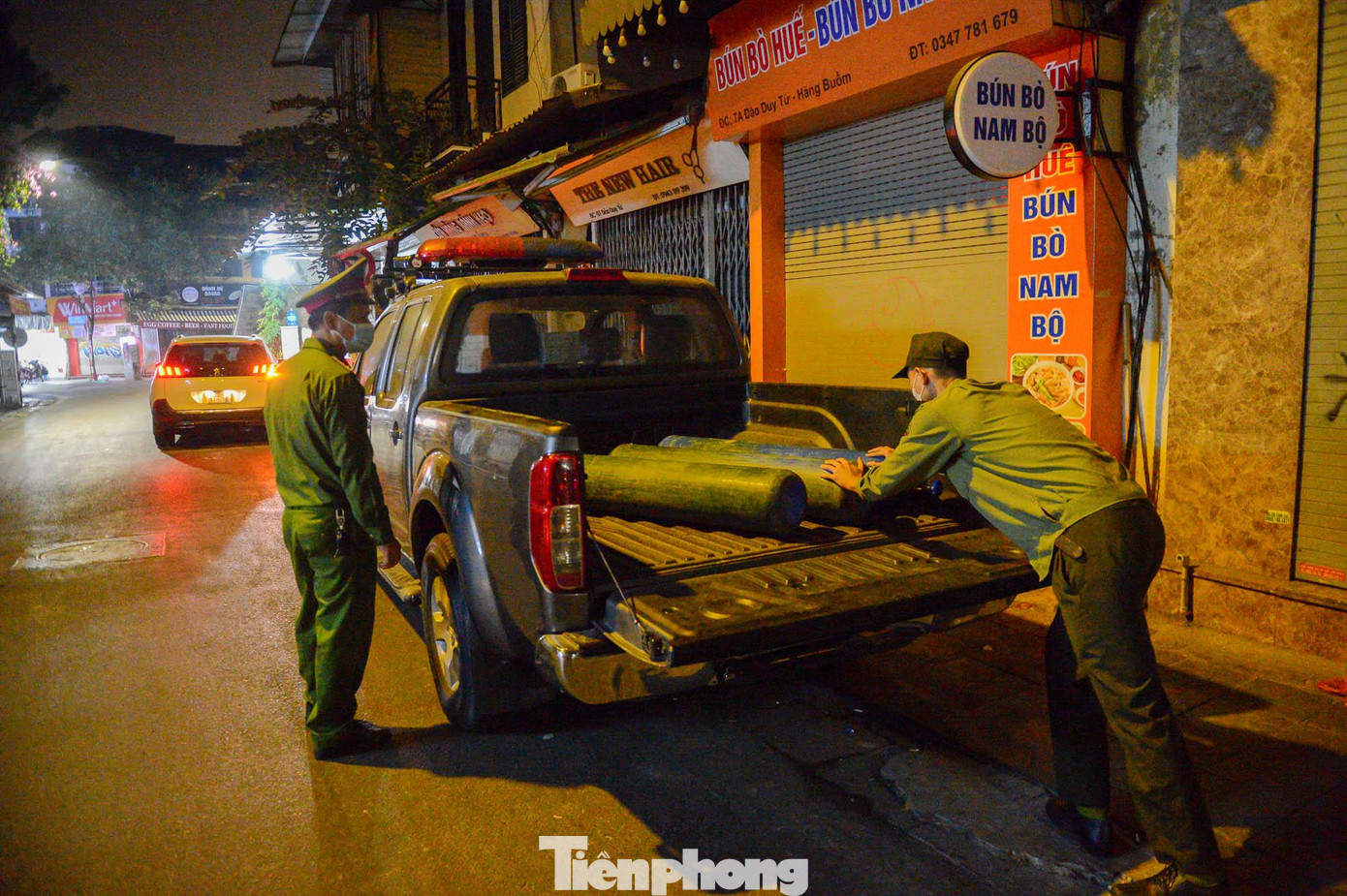 "Trong quá trình làm nhiệm vụ lực lượng chức năng gặp không ít khó khăn vì các cơ sở này đều có người cảnh giới từ rất xa, chỉ cần thấy bóng dáng của lực lượng chức năng sẽ báo để quán đóng cửa hoặc cất giấu các bình khí N2O", Đại úy Dũng cho biết thêm. "Trong quá trình làm nhiệm vụ lực lượng chức năng gặp không ít khó khăn vì các cơ sở này đều có người cảnh giới từ rất xa, chỉ cần thấy bóng dáng của lực lượng chức năng sẽ báo để quán đóng cửa hoặc cất giấu các bình khí N2O", Đại úy Dũng cho biết thêm.