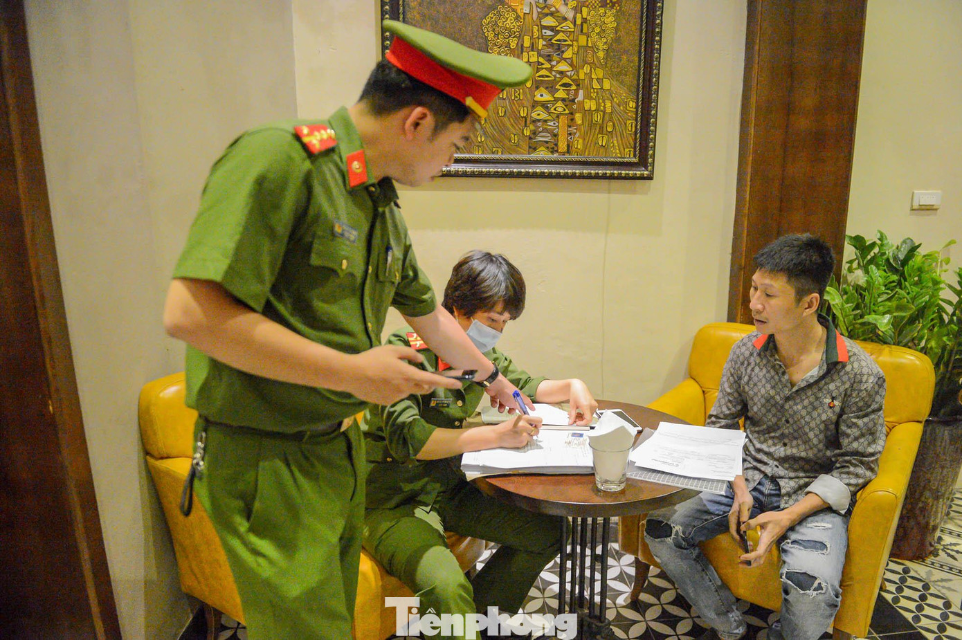 Về trường hợp này, Công an quận Hoàn Kiếm đề nghị cơ sở chấp hành nghiêm các quy định của pháp luật trong hoạt động kinh doanh. Sau đó, bàn giao về Công an phường Tràng Tiền tiếp tục xử lý theo quy định. Về trường hợp này, Công an quận Hoàn Kiếm đề nghị cơ sở chấp hành nghiêm các quy định của pháp luật trong hoạt động kinh doanh. Sau đó, bàn giao về Công an phường Tràng Tiền tiếp tục xử lý theo quy định.