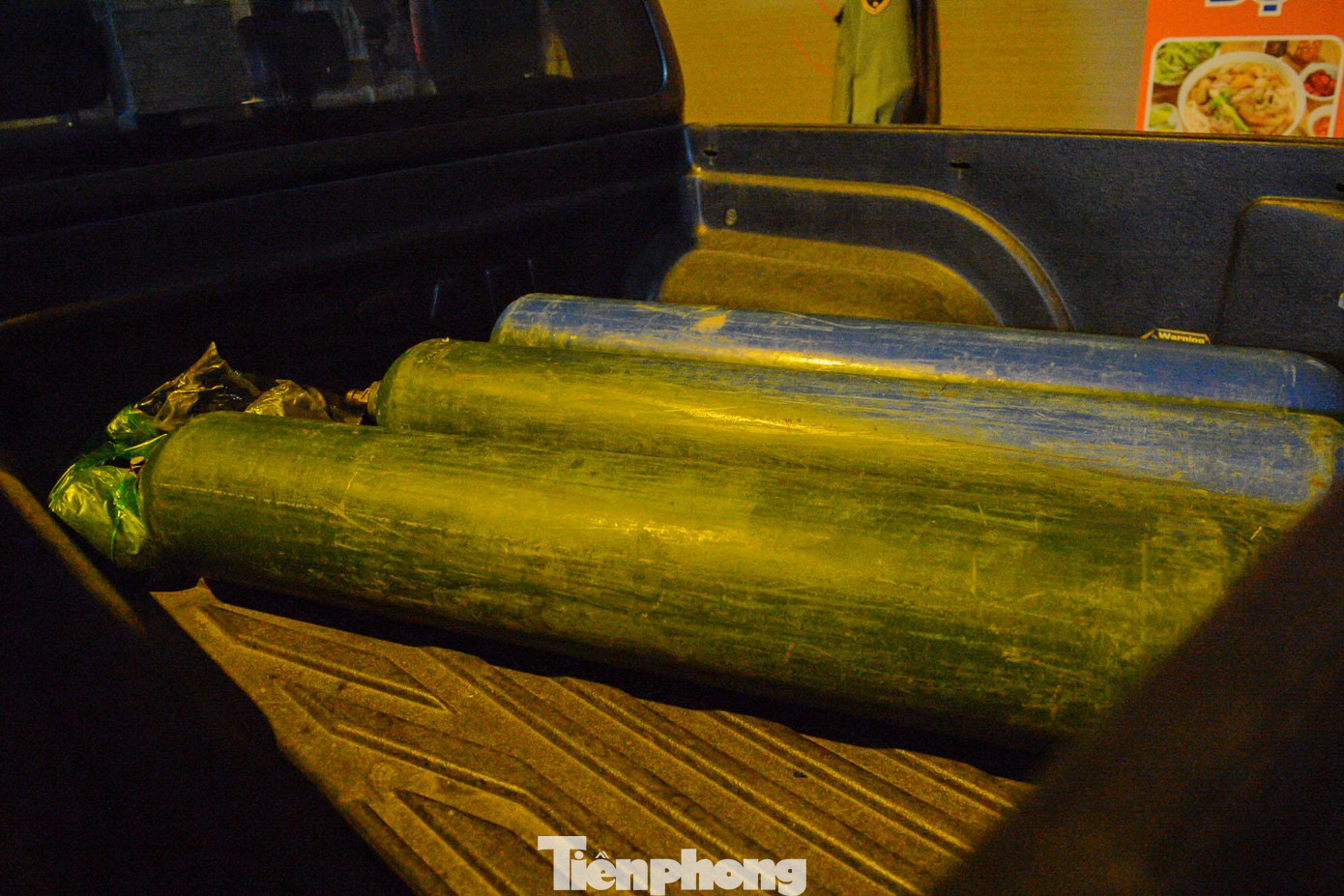 Lực lượng chức năng niêm phong toàn bộ số bình khí "bóng cười”, lập biên bản và bàn giao vụ việc cho công an phường tiếp tục xử lý theo thẩm quyền. Lực lượng chức năng niêm phong toàn bộ số bình khí "bóng cười”, lập biên bản và bàn giao vụ việc cho công an phường tiếp tục xử lý theo thẩm quyền.