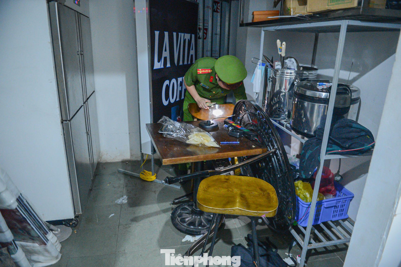 Lực lượng chức năng kiểm tra kỹ càng tại các khu vực bếp, kho, các tầng của cơ sở kinh doanh. Lực lượng chức năng kiểm tra kỹ càng tại các khu vực bếp, kho, các tầng của cơ sở kinh doanh.