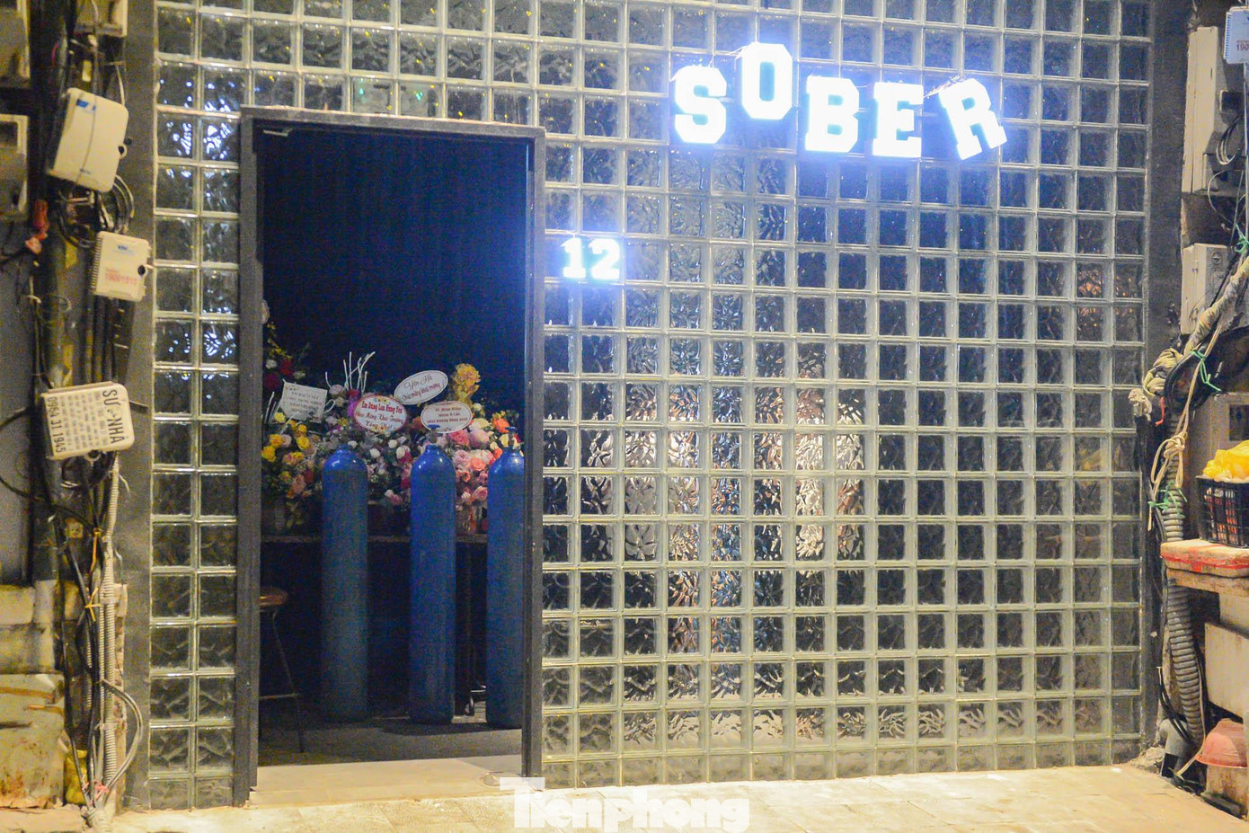 Kiểm tra đột xuất một cơ sở kinh doanh trên phố Đào Duy Từ (phường Hàng Buồm, quận Hoàn Kiếm, Hà Nội), đây là cơ sở chỉ mới khai trương được 2 ngày, tổ công tác đã phát hiện và thu giữ 3 bình khí N2O (bóng cười) cùng nhiều vỏ bóng bay. Kiểm tra đột xuất một cơ sở kinh doanh trên phố Đào Duy Từ (phường Hàng Buồm, quận Hoàn Kiếm, Hà Nội), đây là cơ sở chỉ mới khai trương được 2 ngày, tổ công tác đã phát hiện và thu giữ 3 bình khí N2O (bóng cười) cùng nhiều vỏ bóng bay.