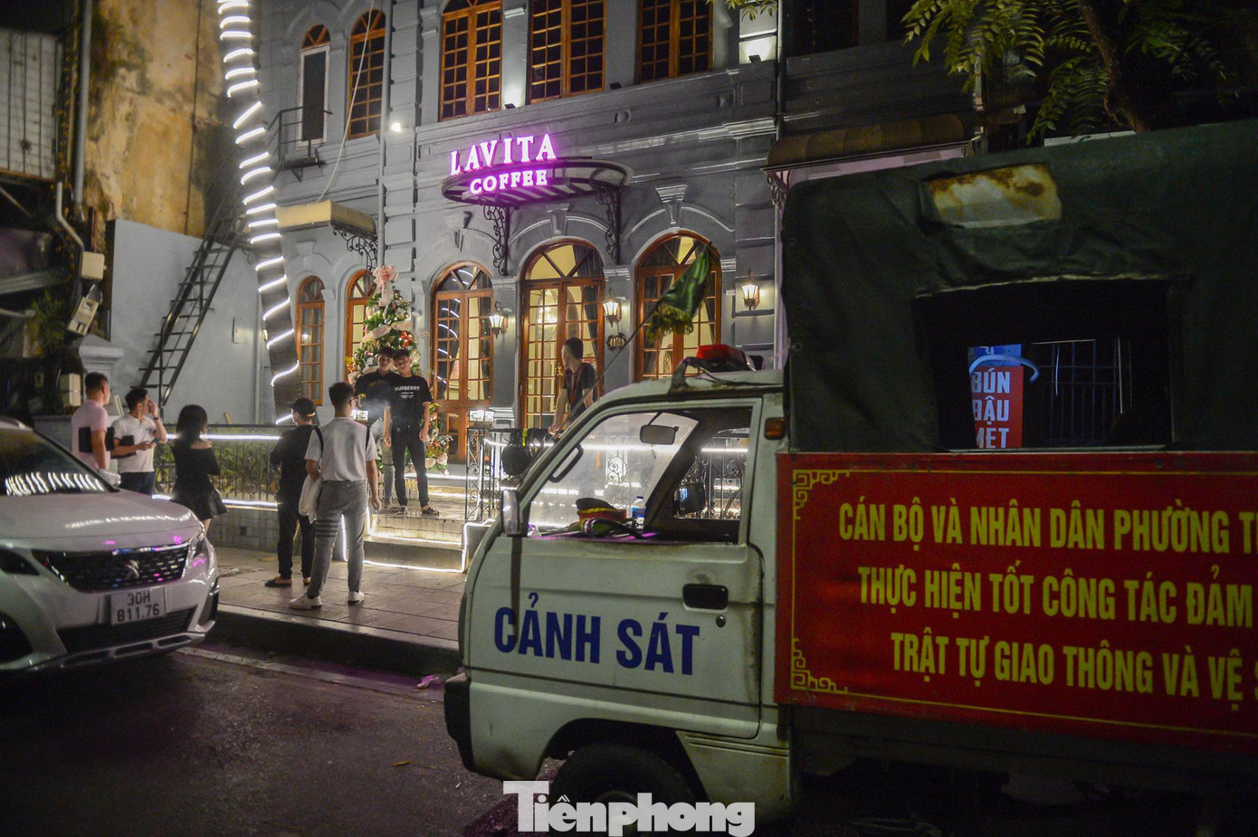 Thực hiện kế hoạch cao điểm của Công an TP Hà Nội trấn áp tội phạm trên nhiều lĩnh vực nhằm đảm bảo an ninh trật tự, an toàn cho người dân đón Tết Nguyên đán 2023, Đội Cảnh sát quản lý hành chính về trật tự xã hội, Công an quận Hoàn Kiếm, thực hiện kiểm tra, rà soát nhiều tụ điểm kinh doanh trên địa bàn quận qua đó ngăn chặn kịp thời các hành vi vi phạm liên quan đến “bóng cười”. Thực hiện kế hoạch cao điểm của Công an TP Hà Nội trấn áp tội phạm trên nhiều lĩnh vực nhằm đảm bảo an ninh trật tự, an toàn cho người dân đón Tết Nguyên đán 2023, Đội Cảnh sát quản lý hành chính về trật tự xã hội, Công an quận Hoàn Kiếm, thực hiện kiểm tra, rà soát nhiều tụ điểm kinh doanh trên địa bàn quận qua đó ngăn chặn kịp thời các hành vi vi phạm liên quan đến “bóng cười”.