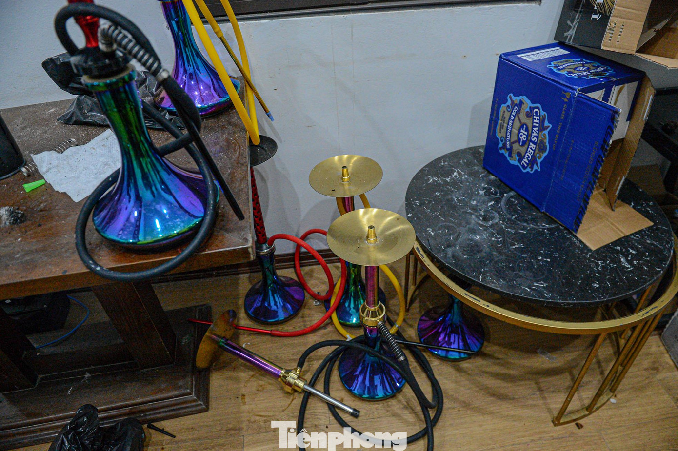 Ngoài ra, hộ kinh doanh này cũng không xuất trình được danh sách và hợp đồng lao động của các nhân viên đang làm việc tại đây. Ngoài ra, hộ kinh doanh này cũng không xuất trình được danh sách và hợp đồng lao động của các nhân viên đang làm việc tại đây.