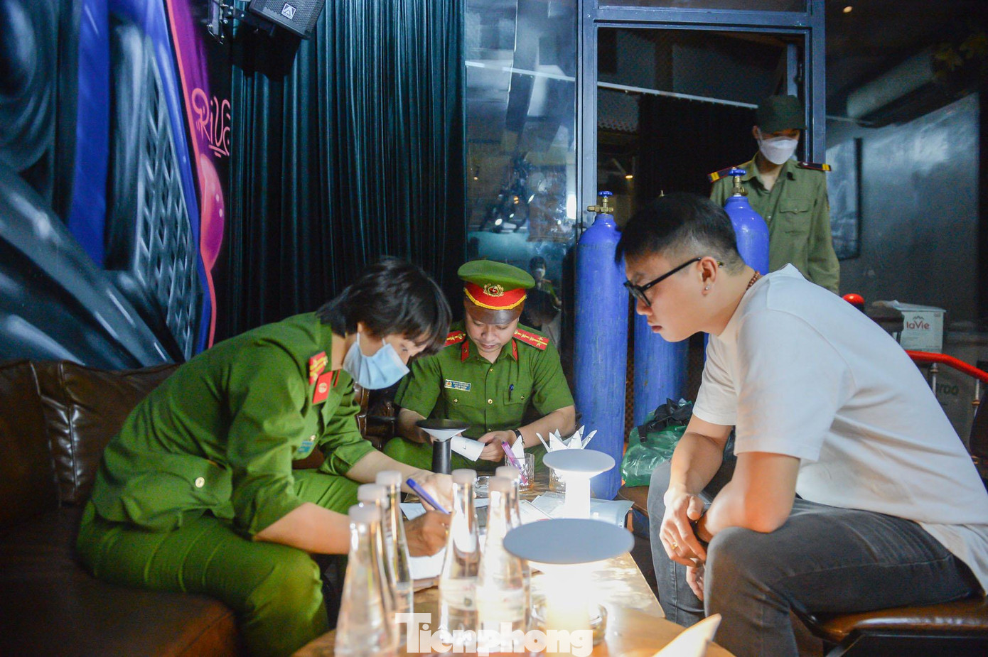 Trong quá trình kiểm tra, đối chiếu hóa đơn, hình ảnh tại quán, Công an quận Hoàn Kiếm xác nhận rằng 3 bình khí N20 trên để kinh doanh, phục vụ khách. Đồng thời, tổ công tác đã yêu cầu cơ sở kinh doanh này dừng ngay hoạt động, đồng thời bàn giao vụ việc cùng tang vật cho công an phường Hàng Buồm xử lý theo quy định của pháp luật. Trong quá trình kiểm tra, đối chiếu hóa đơn, hình ảnh tại quán, Công an quận Hoàn Kiếm xác nhận rằng 3 bình khí N20 trên để kinh doanh, phục vụ khách. Đồng thời, tổ công tác đã yêu cầu cơ sở kinh doanh này dừng ngay hoạt động, đồng thời bàn giao vụ việc cùng tang vật cho công an phường Hàng Buồm xử lý theo quy định của pháp luật.