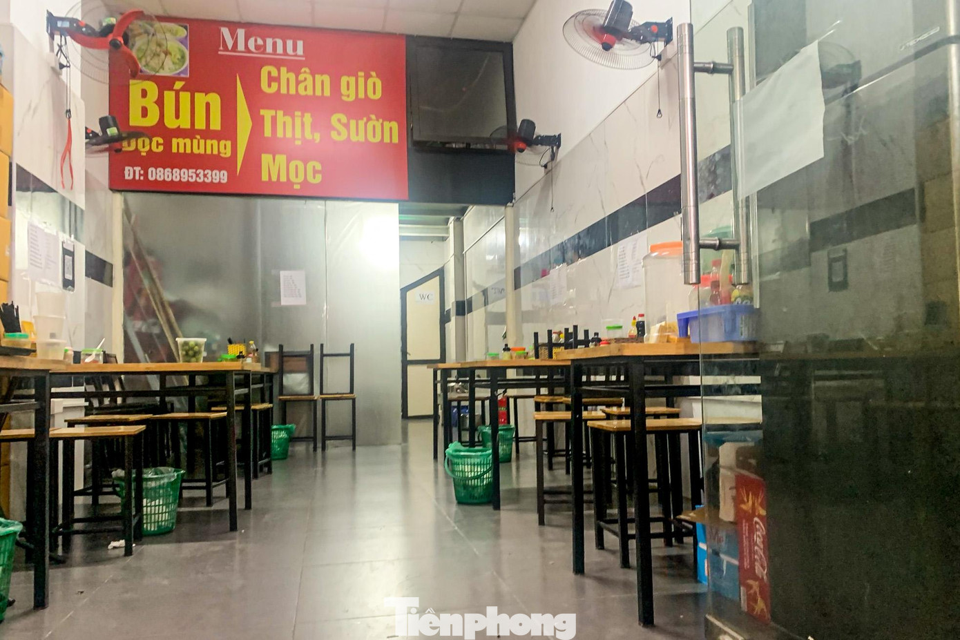 Các ki ốt ở đây chủ yếu là kinh doanh hàng ăn, mua bán xe máy, bãi trông xe... Các ki ốt ở đây chủ yếu là kinh doanh hàng ăn, mua bán xe máy, bãi trông xe...