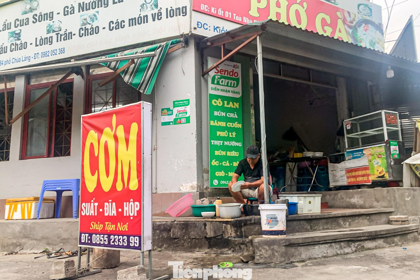 Trong đó, toàn bộ diện tích kinh doanh ở tầng 1 toà nhà N01, ngõ 84, phố Chùa Láng (Đống Đa) nằm trong diện Hà Nội quyết thu hồi, tuy nhiên đến nay, hoạt động kinh doanh tại đây vẫn diễn ra tấp nập. Trong đó, toàn bộ diện tích kinh doanh ở tầng 1 toà nhà N01, ngõ 84, phố Chùa Láng (Đống Đa) nằm trong diện Hà Nội quyết thu hồi, tuy nhiên đến nay, hoạt động kinh doanh tại đây vẫn diễn ra tấp nập.