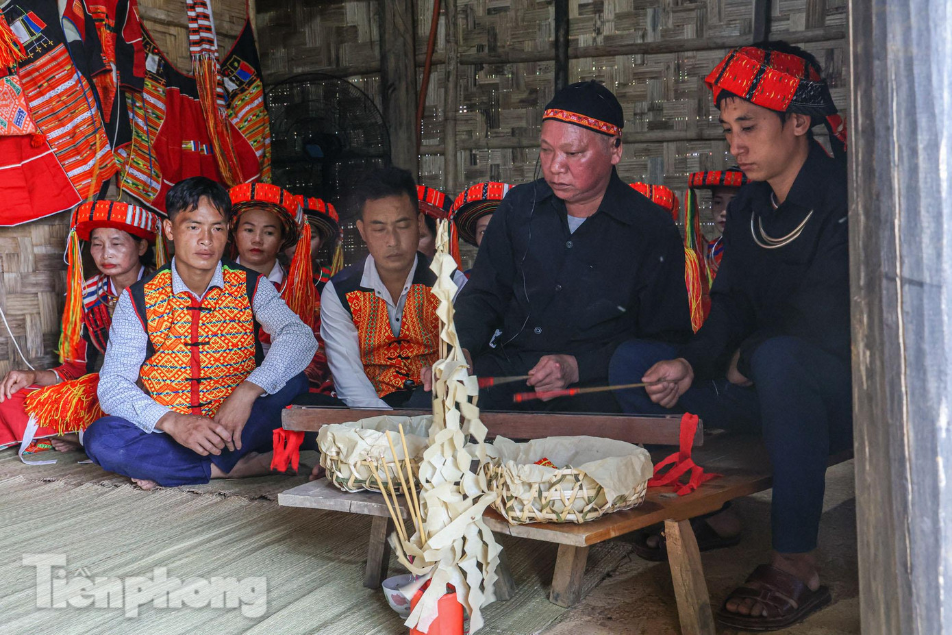 Lễ cấp sắc của người Pà Thẻn là sự công nhận được phép thực hiện các nghi lễ tín ngưỡng, được thần thánh phù hộ và được làm thầy cúng trong các nghi lễ cúng tổ tiên. Vì vậy, chỉ có người đàn ông làm thầy cúng mới được cấp sắc.