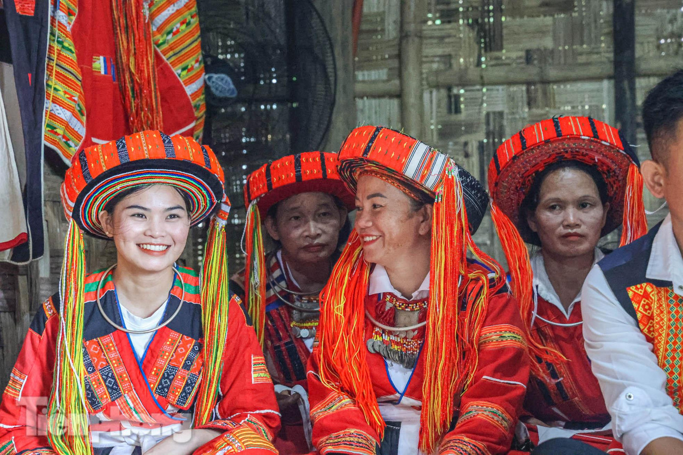 Gia đình người được cấp sắc phải chọn thêm 4 người nữ biết nghề dệt thổ cẩm tham gia và chuẩn bị tiền, rượu nếp, lợn, gà, gạo nếp, gạo tẻ, để phục vụ cho lễ cấp sắc.