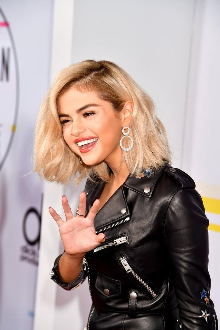 Selena cuốn hút tại lễ trao giải AMAs 2017 với mái tóc cực trendy. Selena cuốn hút tại lễ trao giải AMAs 2017 với mái tóc cực trendy.