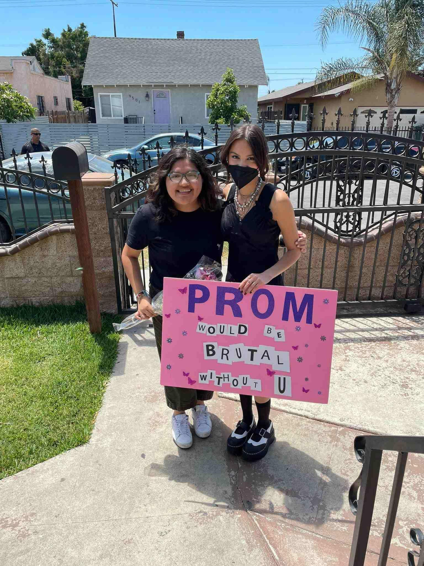 Cô nàng cầm biển màu hồng với lời mời được chơi chữ từ bài hát brutal.