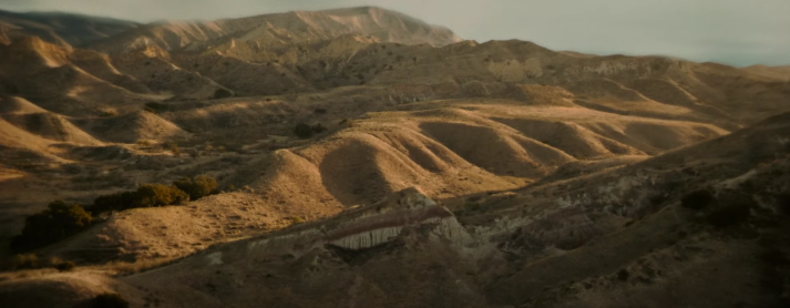 Góc quay rộng bằng flycam cho ta cảm giác như đang ở miền núi đồi California.