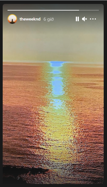Story của The Weeknd cũng lóng lánh sắc màu của bình minh trên biển. Story của The Weeknd cũng lóng lánh sắc màu của bình minh trên biển.
