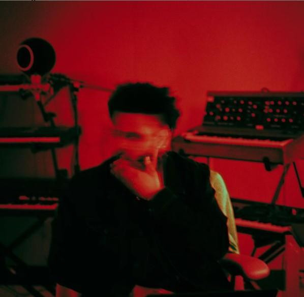 Một hình ảnh khác được chụp khi nam nghệ sĩ tại studio cho thấy anh đang chăm chỉ làm nhạc. Một hình ảnh khác được chụp khi nam nghệ sĩ tại studio cho thấy anh đang chăm chỉ làm nhạc.