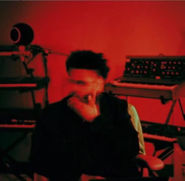 Một hình ảnh khác được chụp khi nam nghệ sĩ tại studio cho thấy anh đang chăm chỉ làm nhạc.