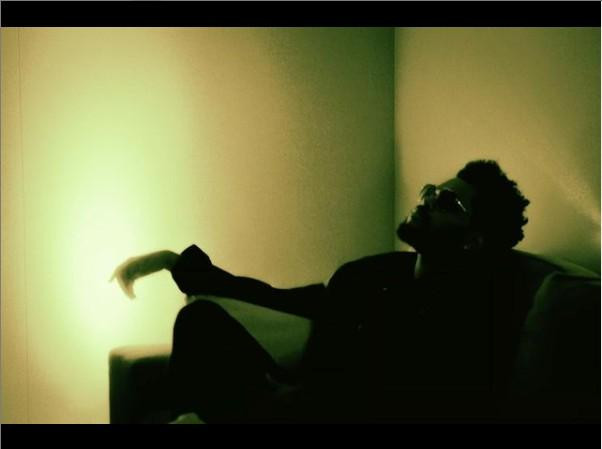 Các fan cho rằng đây có lẽ là một cảnh được cắt ra từ MV sắp tới. Các fan cho rằng đây có lẽ là một cảnh được cắt ra từ MV sắp tới.