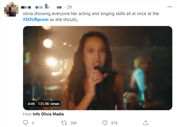 "Olivia đã thể hiện tốt cùng lúc khả năng ca hát và diễn xuất trong SOUR Prom".