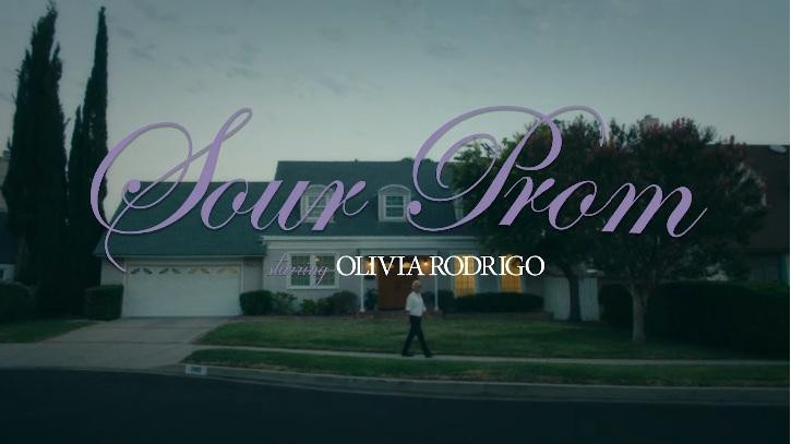 SOUR Prom theo chân Olivia từ nhà đến trường dự Prom.