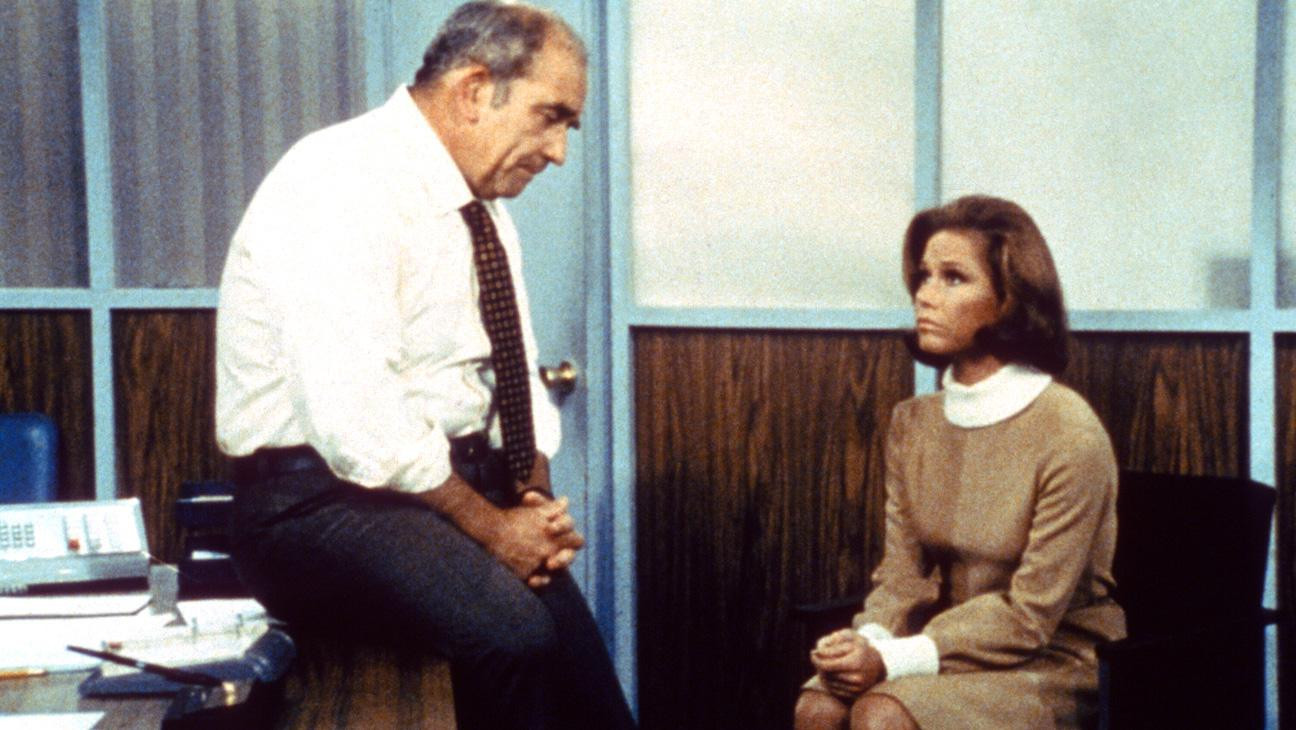 Những cảnh quay huyền thoại của "Lou Grant" trong sitcom "The Mary Tyler Moore Show". (Ảnh: Internet)