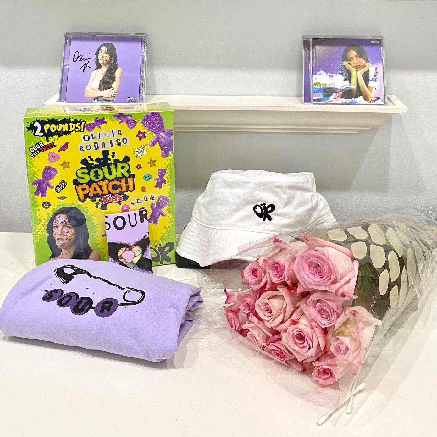 Toàn là merchandise cực xịn từ album SOUR. Đặc biệt, các fan đổ "đứ đừ" với bó hồng "xinh xẻo" mà cô nàng tặng.