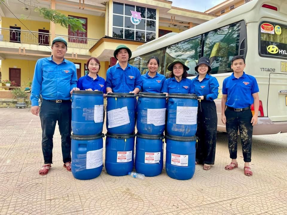 Các nhóm tình nguyện dọn vệ sinh trường học cũng vất vả không kém, hàng trăm mét khối bùn non lấp đầy các phòng tầng trệt và sân trường. Trung ương Đoàn đã gửi tặng Huyện Đoàn Lệ Thủy 8 thùng Cloramine (tổng trọng lượng 200kg) để khử trùng, sát khuẩn phòng ngừa dịch bệnh lây lan.
