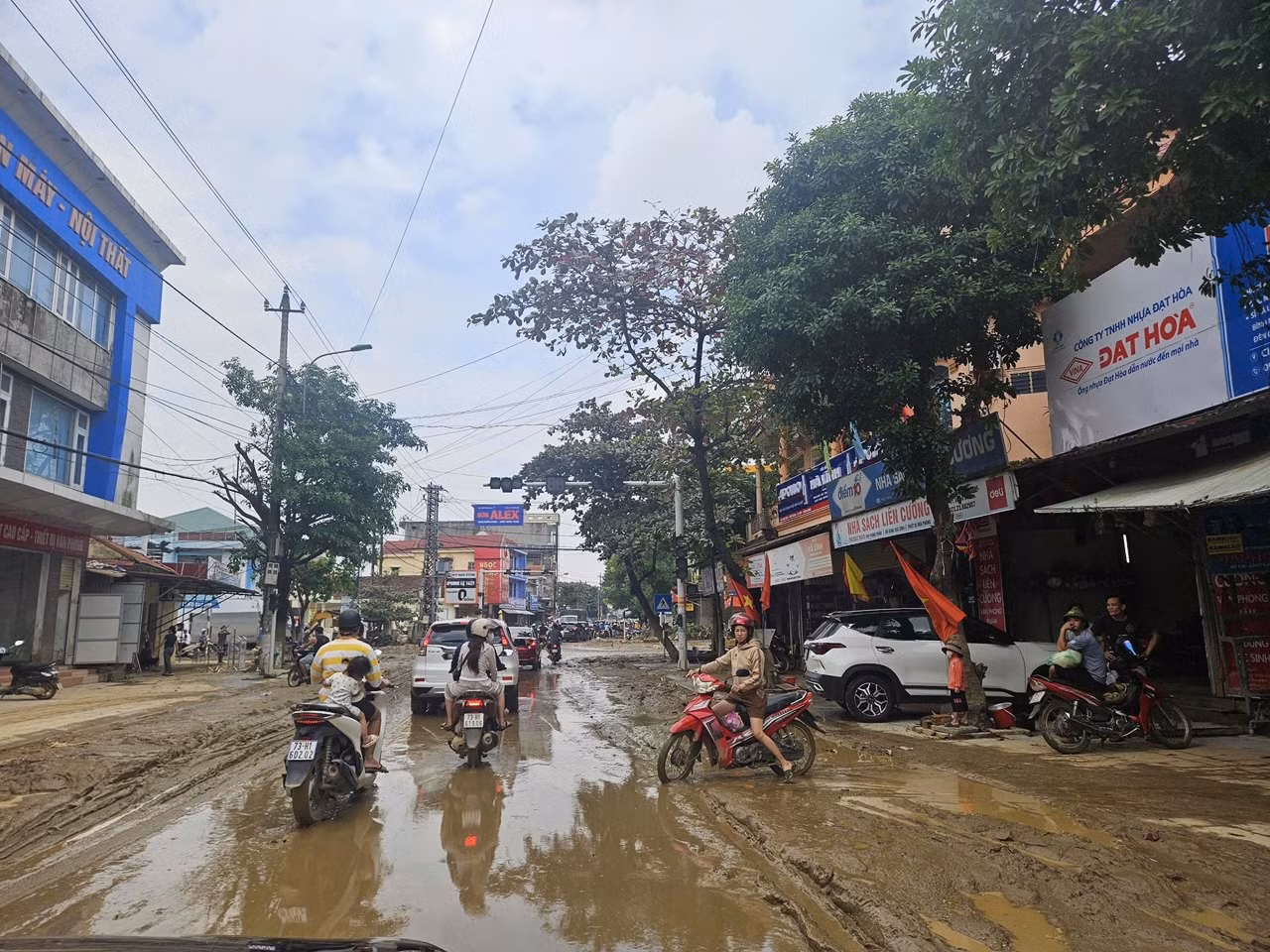 Bùn đất tràn ngập đường ở 2 huyện Quảng Ninh và Lệ Thuỷ