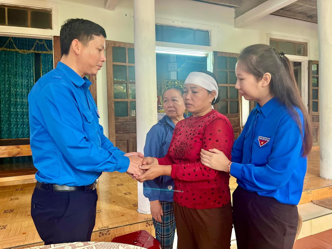 Anh Đặng Đại Bàng và đoàn công tác của Tỉnh Đoàn Quảng Bình chia sẻ, động viên gia đình anh Lê Ngọc Hơn. Anh Đặng Đại Bàng và đoàn công tác của Tỉnh Đoàn Quảng Bình chia sẻ, động viên gia đình anh Lê Ngọc Hơn.