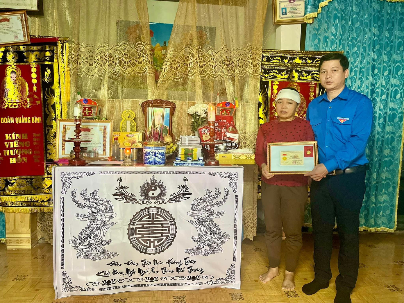 Anh Đặng Đại Bàng trao Huy hiệu Tuổi trẻ dũng cảm của anh Lê Ngọc Hơn cho mẹ của anh Hơn. Anh Đặng Đại Bàng trao Huy hiệu Tuổi trẻ dũng cảm của anh Lê Ngọc Hơn cho mẹ của anh Hơn.