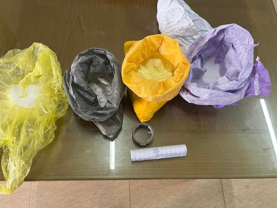 Nguyên liệu chế pháo mà các em mua trên mạng xã hội. Nguyên liệu chế pháo mà các em mua trên mạng xã hội.