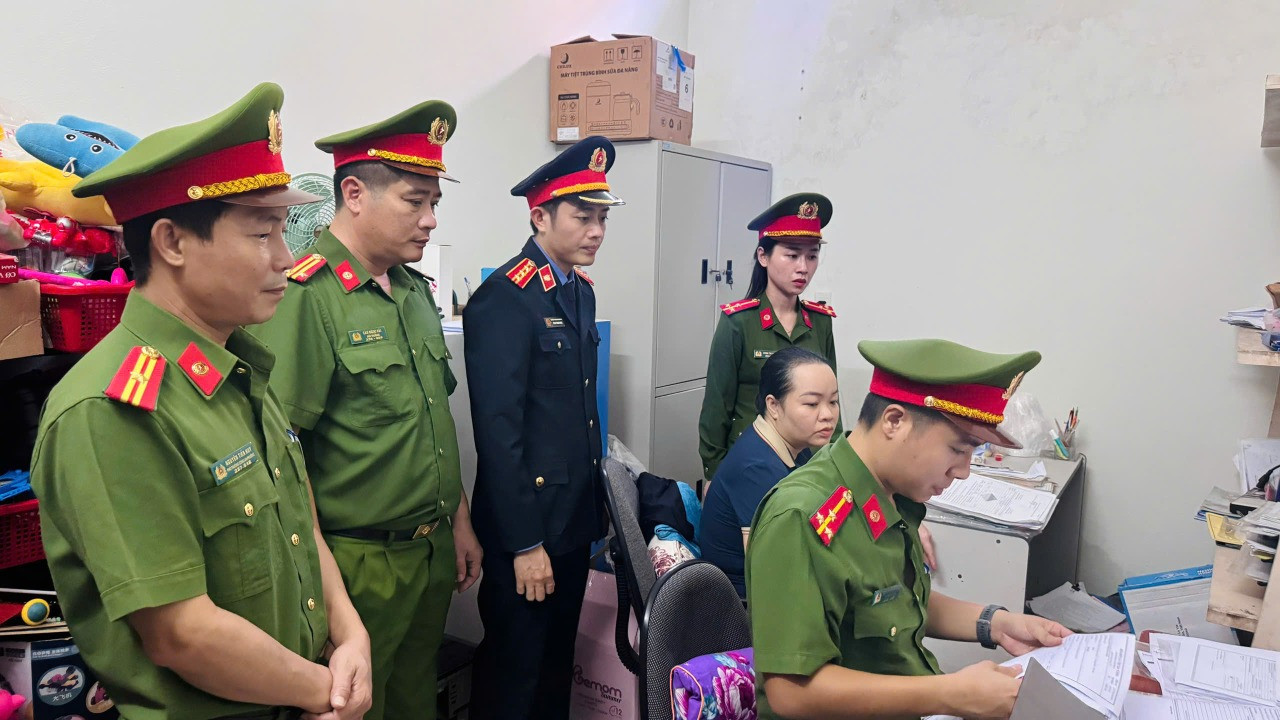 Cơ quan chức năng khám xét nơi làm việc của Phạm Thị Thuỳ Dương.