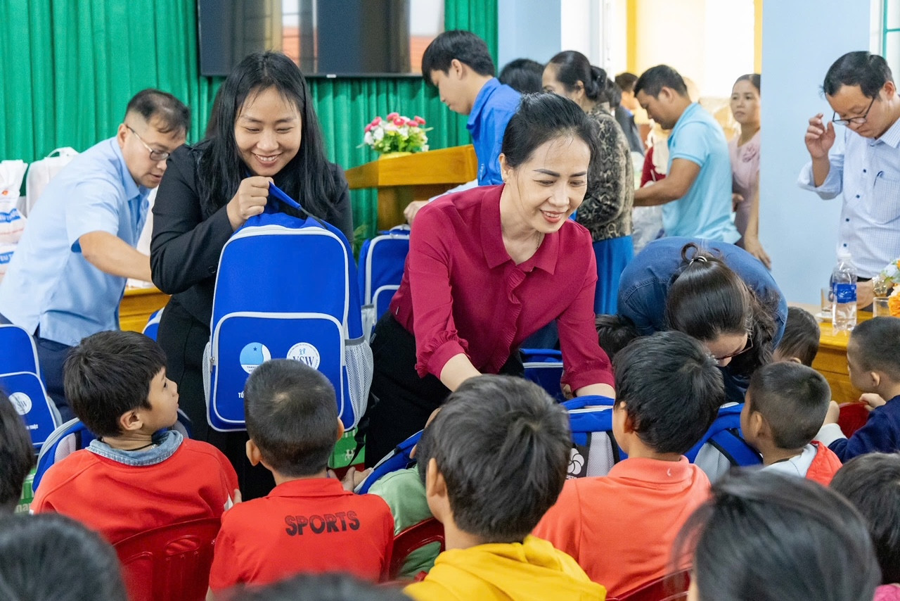 Các đại biểu trao quà cho các cháu mầm non. Các đại biểu trao quà cho các cháu mầm non.