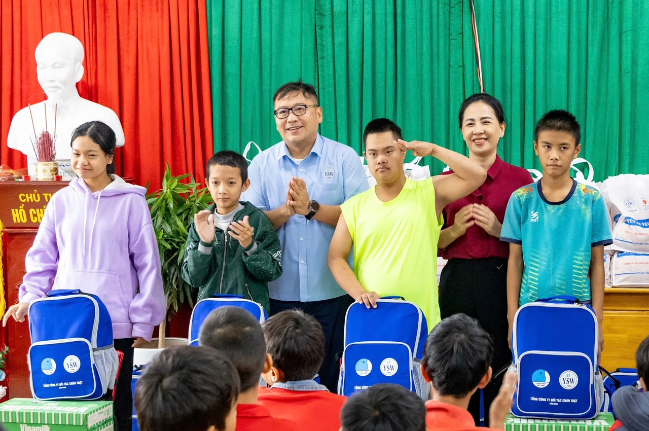 Anh Nguyễn Thanh Hân và anh Trần Khánh Cường trao quà cho các cháu trong khuôn khổ chương trình. Anh Nguyễn Thanh Hân và anh Trần Khánh Cường trao quà cho các cháu trong khuôn khổ chương trình.