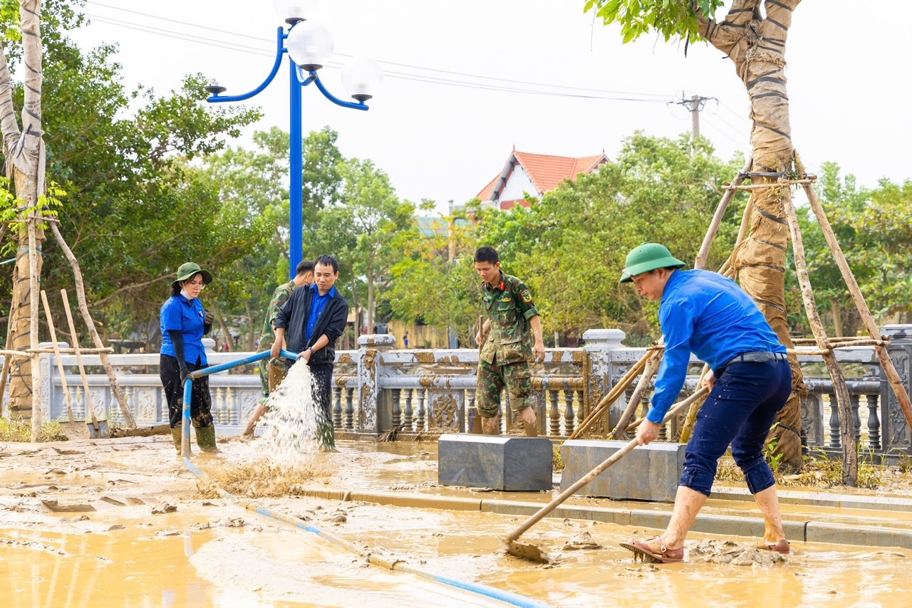Anh Đặng Đại Bàng, Bí thư Tỉnh Đoàn Quảng Bình - người trực tiếp chỉ huy dọn lụt ở khu vực Nhà lưu niệm Đại tướng Võ Nguyên Giáp cho biết: Trong ngày 2/11, có 250 bạn đoàn viên, thanh niên hưởng ứng lời kêu gọi "Chung tay khắc phục hậu quả bão số 6" của Tỉnh Đoàn Quảng Bình. Tỉnh Đoàn đã chia thành nhiều nhóm, trong đó nhóm dọn lụt ở khu vực Nhà lưu niệm Đại tướng Võ Nguyên Giáp là 70 bạn đoàn viên, thanh niên.