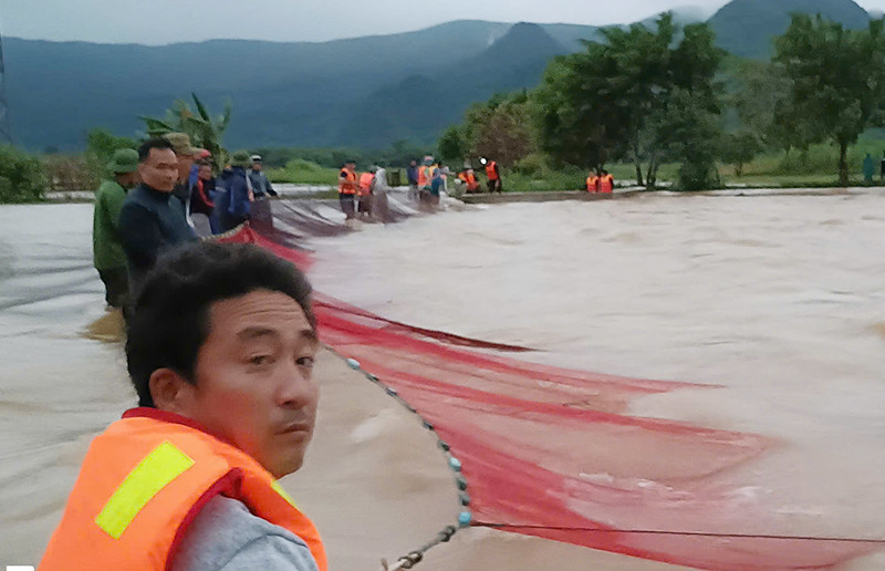 Lực lượng chức năng và người dân địa phương đã dốc toàn lực tìm kiếm nạn nhân.