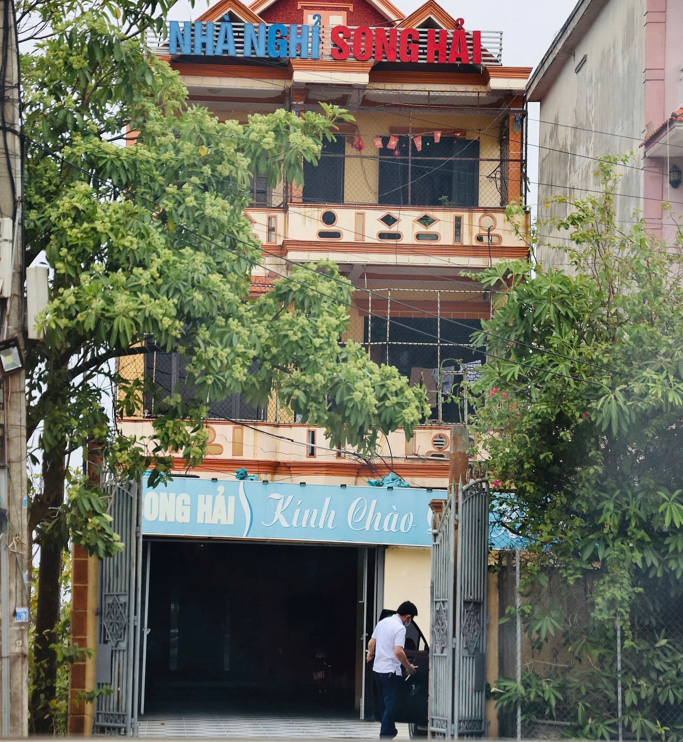 Ông C.X.Ng. - Chủ tịch UBND xã Quảng Hải được người dân phát hiện rời nhà nghỉ và lên xe cá nhân của mình. Ông C.X.Ng. - Chủ tịch UBND xã Quảng Hải được người dân phát hiện rời nhà nghỉ và lên xe cá nhân của mình.