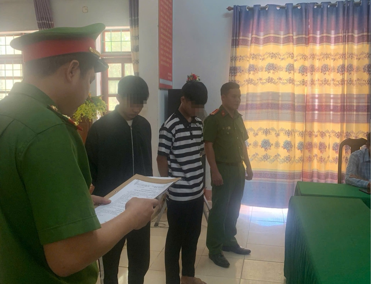 Các đối tượng P.N.D và N.D.L nhận các quyết định khởi tố của cơ quan chức năng.