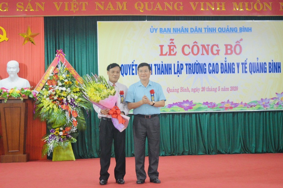 Lãnh đạo tỉnh Quảng Bình tặng hoa ông Hùng (bên trái) vào ngày công bố quyết định thành lập Trường Cao đẳng y tế Quảng Bình. Lãnh đạo tỉnh Quảng Bình tặng hoa ông Hùng (bên trái) vào ngày công bố quyết định thành lập Trường Cao đẳng y tế Quảng Bình.
