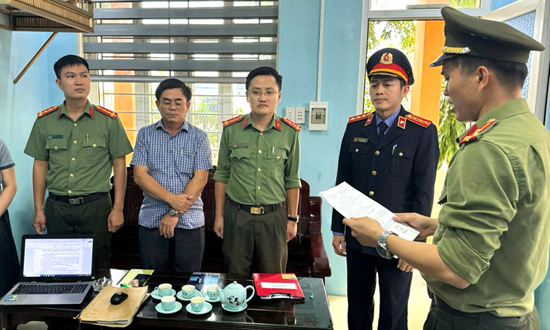 Cơ quan An ninh điều tra Công an tỉnh Quảng Bình tống đạt quyết định khởi tố bị can và bắt tạm giam đối với Nguyễn Viết Sơn (Trưởng ban Quản lý các công trình công cộng huyện Lệ Thủy). Cơ quan An ninh điều tra Công an tỉnh Quảng Bình tống đạt quyết định khởi tố bị can và bắt tạm giam đối với Nguyễn Viết Sơn (Trưởng ban Quản lý các công trình công cộng huyện Lệ Thủy).