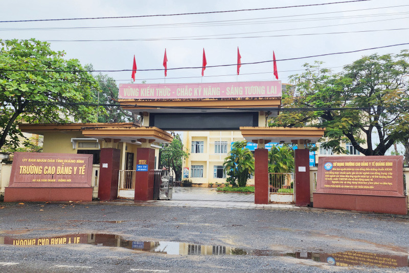 Trường Cao đẳng Y tế Quảng Bình - nơi nhiều năm ông Hùng nắm giữ các vị trí chủ chốt. Trường Cao đẳng Y tế Quảng Bình - nơi nhiều năm ông Hùng nắm giữ các vị trí chủ chốt.