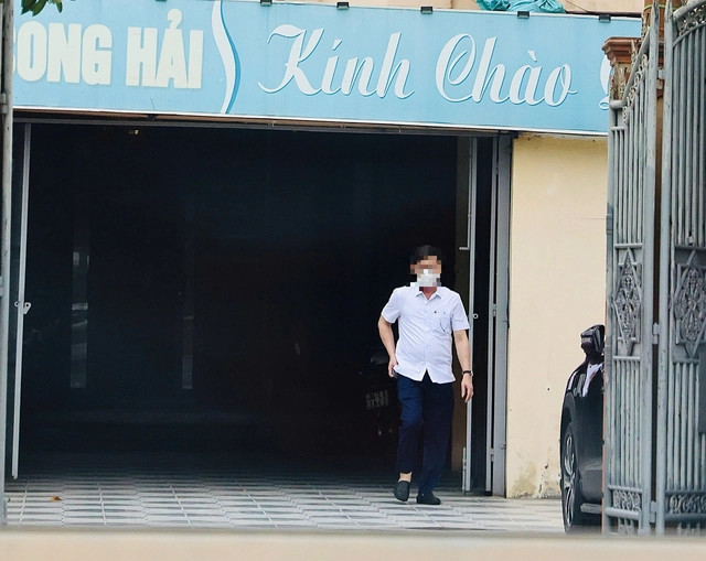 Hình ảnh ông Ngọc xuất hiện tại nhà nghỉ trong giờ hành chính. Hình ảnh ông Ngọc xuất hiện tại nhà nghỉ trong giờ hành chính.