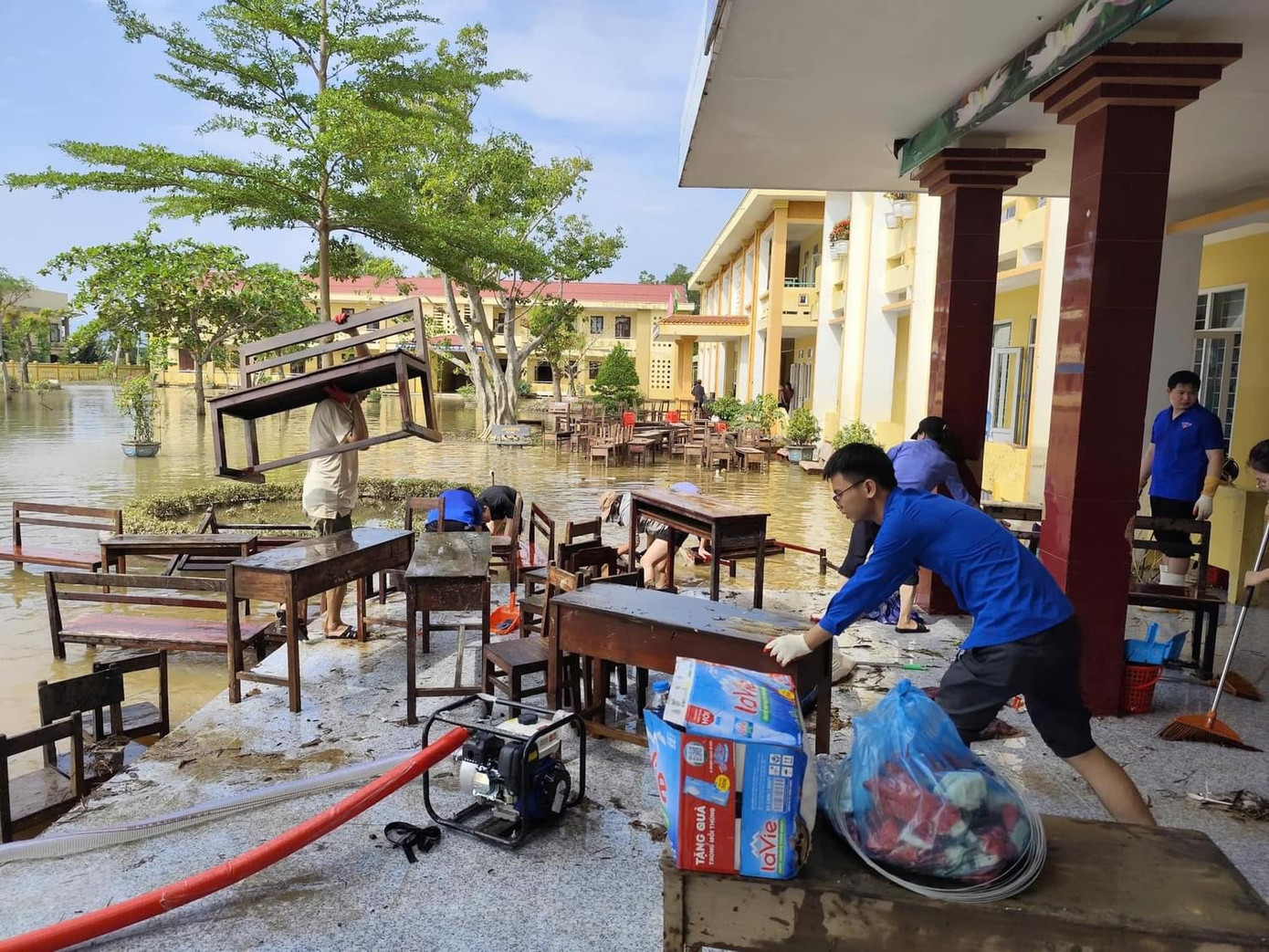 Với khối lượng bùn đất còn quá lớn, Tỉnh Đoàn Quảng Bình đã phát động trào lưu "Tuổi trẻ Quảng Bình chung tay khắc phục hậu quả bão số 6" và được đông đảo đoàn viên, thanh niên hăng hái hưởng ứng.