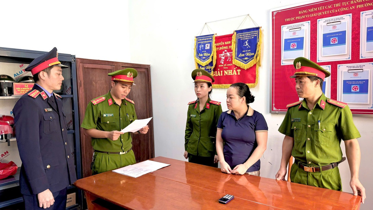 Cơ quan điều tra tống đạt các quyết định đối với Phạm Thị Thuỳ Dương.