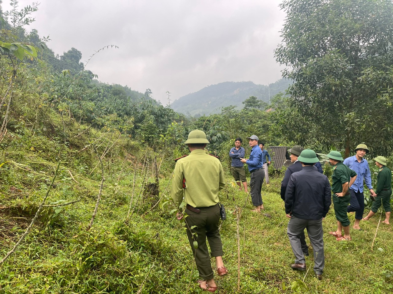 Đoàn liên ngành kiểm tra sạt lở và tìm nơi ở mới lâu dài cho người dân bản Tân Lý. Đoàn liên ngành kiểm tra sạt lở và tìm nơi ở mới lâu dài cho người dân bản Tân Lý.
