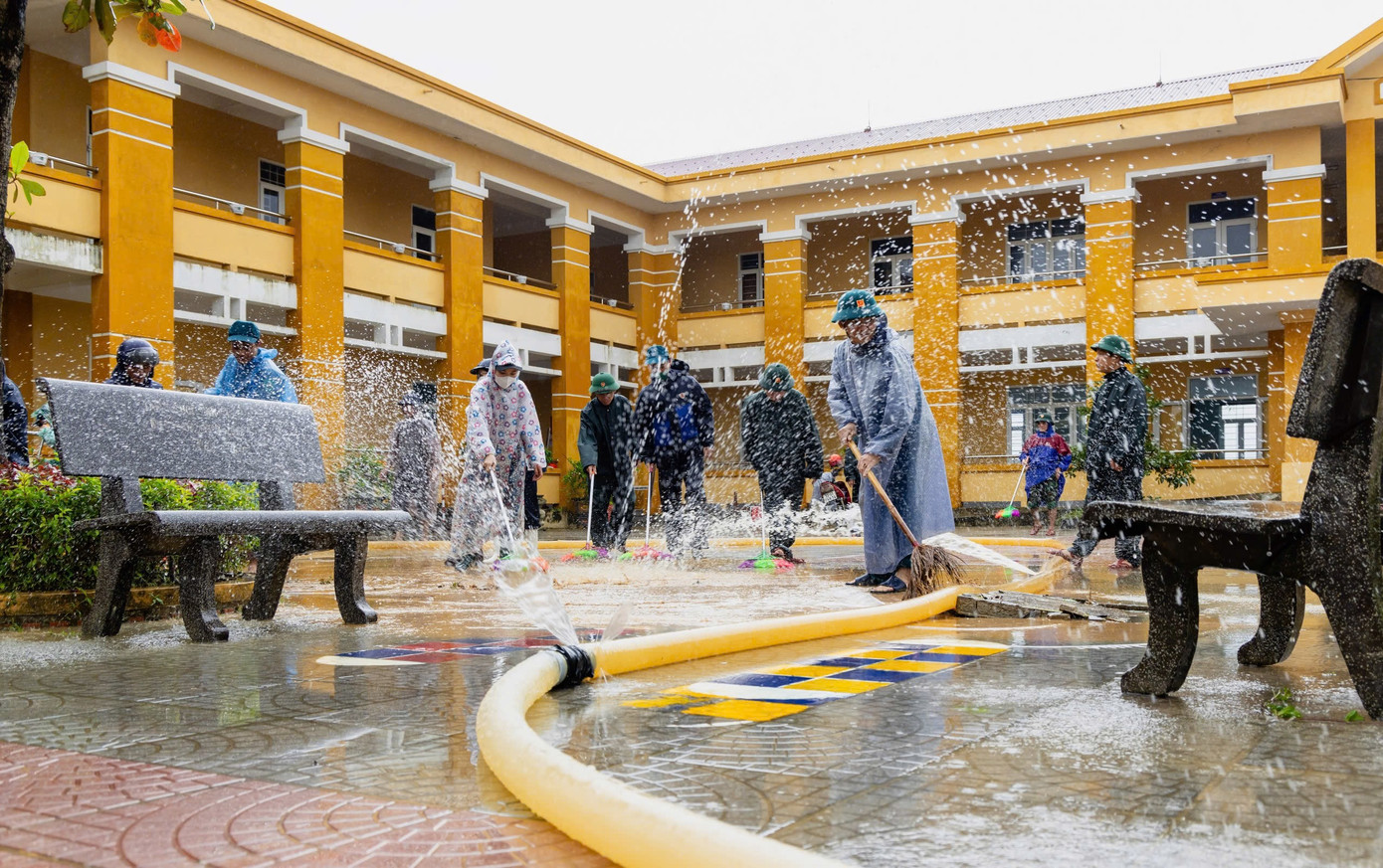 Nhờ sự chung tay của nhiều lực lượng, mà một số trường học trên địa bàn 2 huyện Quảng Ninh và Lệ Thuỷ sẵn sàng đón học sinh đến trường.