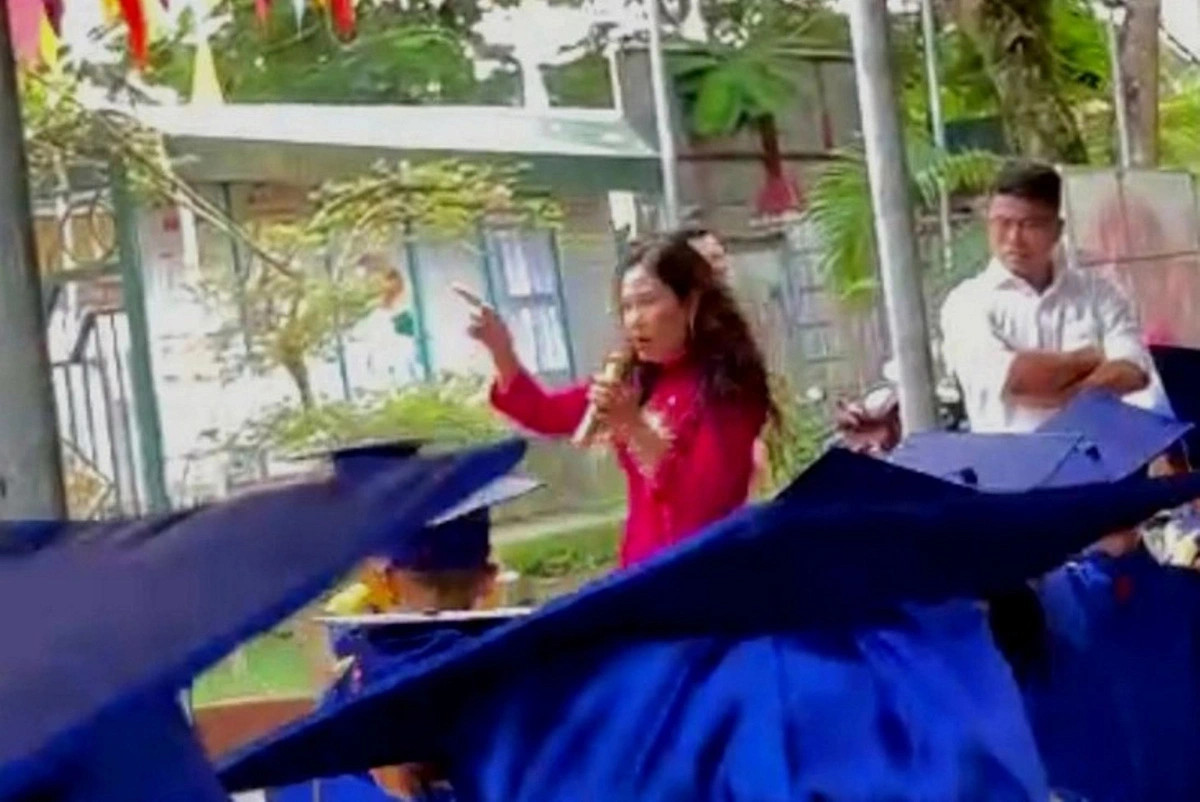 Bà Chung chỉ mặt, ngăn không cho hội trưởng phụ huynh tiếp tục trình bày. Ảnh cắt từ clip. Bà Chung chỉ mặt, ngăn không cho hội trưởng phụ huynh tiếp tục trình bày. Ảnh cắt từ clip.